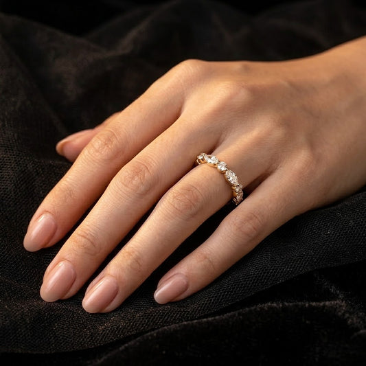 Valse Ring in 18K yellow gold, worn on the hand