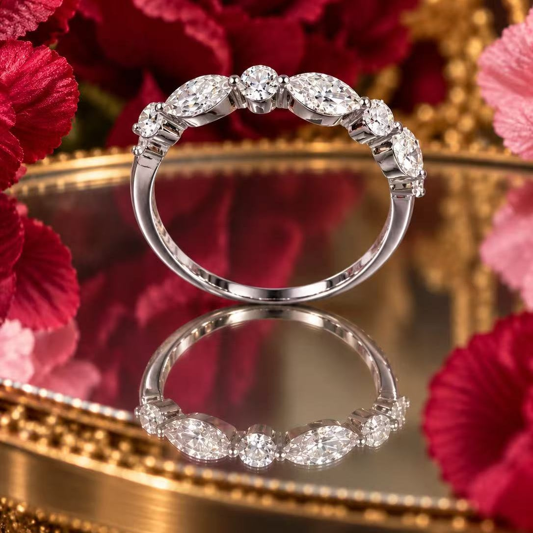 Valse Ring in 18K white gold